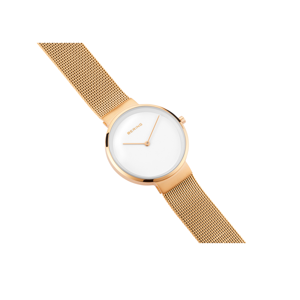 Reloj de pulsera chapado en oro rosa con esfera blanca y correa de malla, vista en ángulo