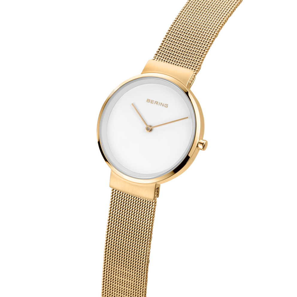Reloj BERING redondo dorado con esfera blanca y correa de malla dorada, mostrado en ángulo
