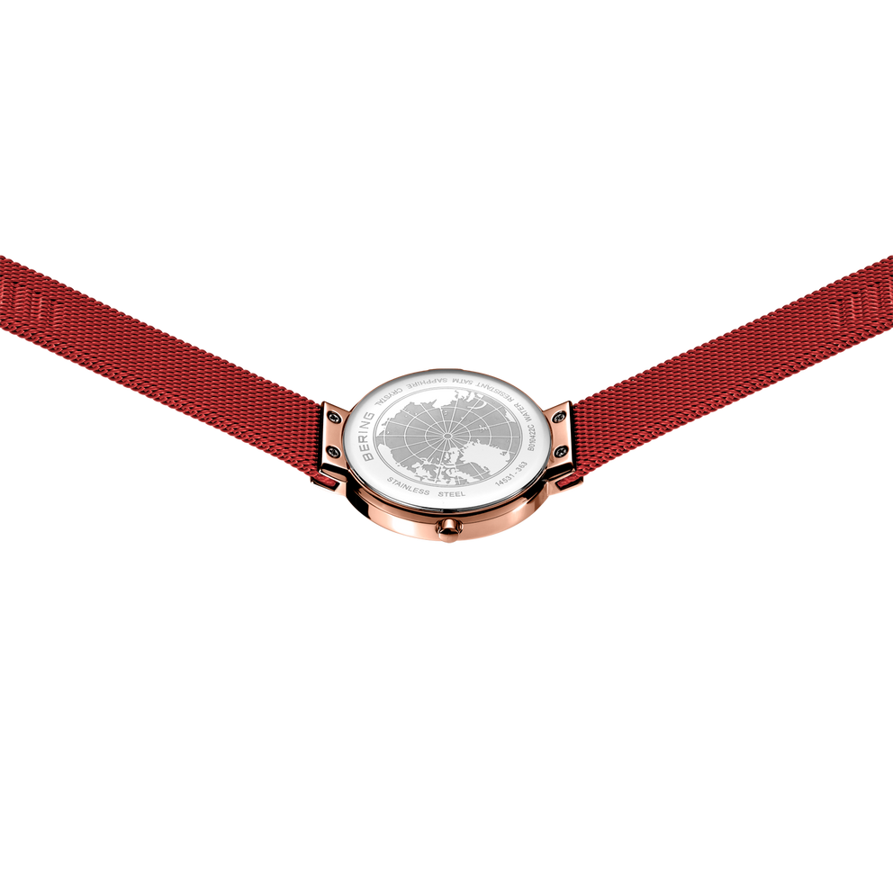 BERING horloge met roségouden kast en rood textielbandje, van boven gezien.