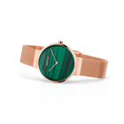 Armbanduhr mit rundem dunkelgrünem Zifferblatt, vertikale Oberflächenstruktur, Roségold-Netzarmband, Seitenansicht