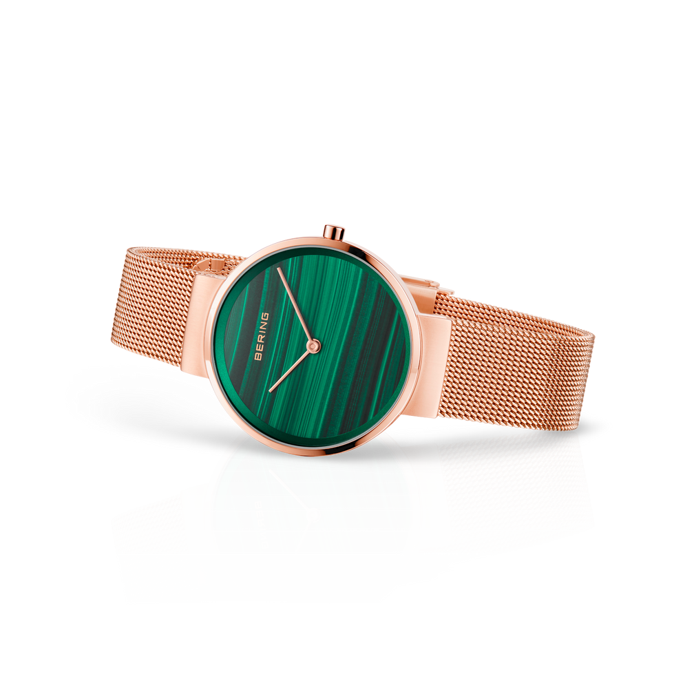 Armbanduhr mit rundem dunkelgrünem Zifferblatt, vertikale Oberflächenstruktur, Roségold-Netzarmband, Seitenansicht