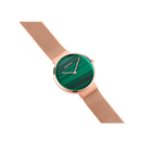 Uhr mit dunkelgrünem Zifferblatt mit Schrägstreifen, Roségold-Gehäuse und Armband, Schrägansicht.