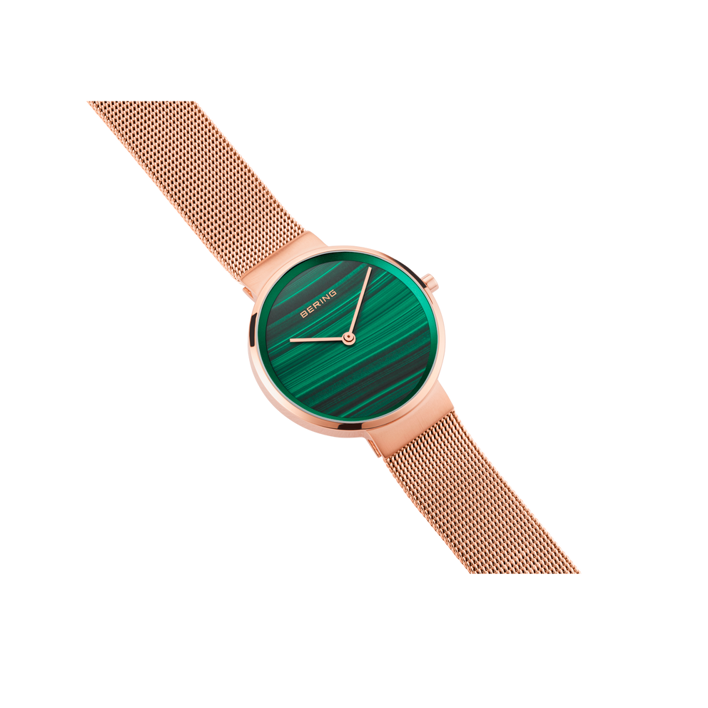 Uhr mit dunkelgrünem Zifferblatt mit Schrägstreifen, Roségold-Gehäuse und Armband, Schrägansicht.