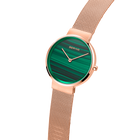 BERING Armbanduhr mit grünem gestreiftem Zifferblatt und rosegoldener Mesh-Armband, Schrägansicht.