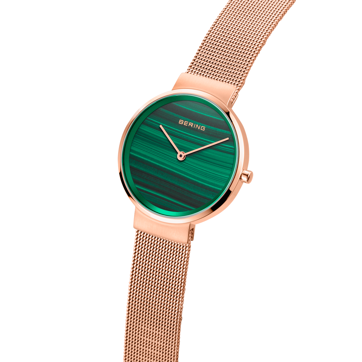 BERING Armbanduhr mit grünem gestreiftem Zifferblatt und rosegoldener Mesh-Armband, Schrägansicht.