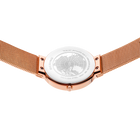Armbanduhr von hinten, rosegoldfarbenes Netzarmband mit Gehäuse, weißes Zifferblatt durch transparente Rückseite sichtbar