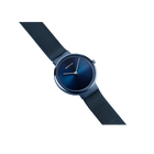 Reloj de pulsera BERING con esfera azul oscuro, agujas plateadas y correa de malla, vista diagonal