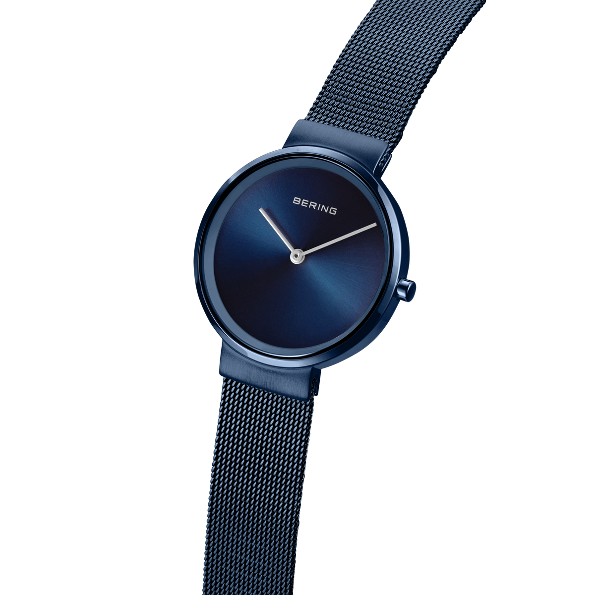 Reloj minimalista azul oscuro con correa de malla, vista lateral mostrando esfera y detalle de correa texturizada.