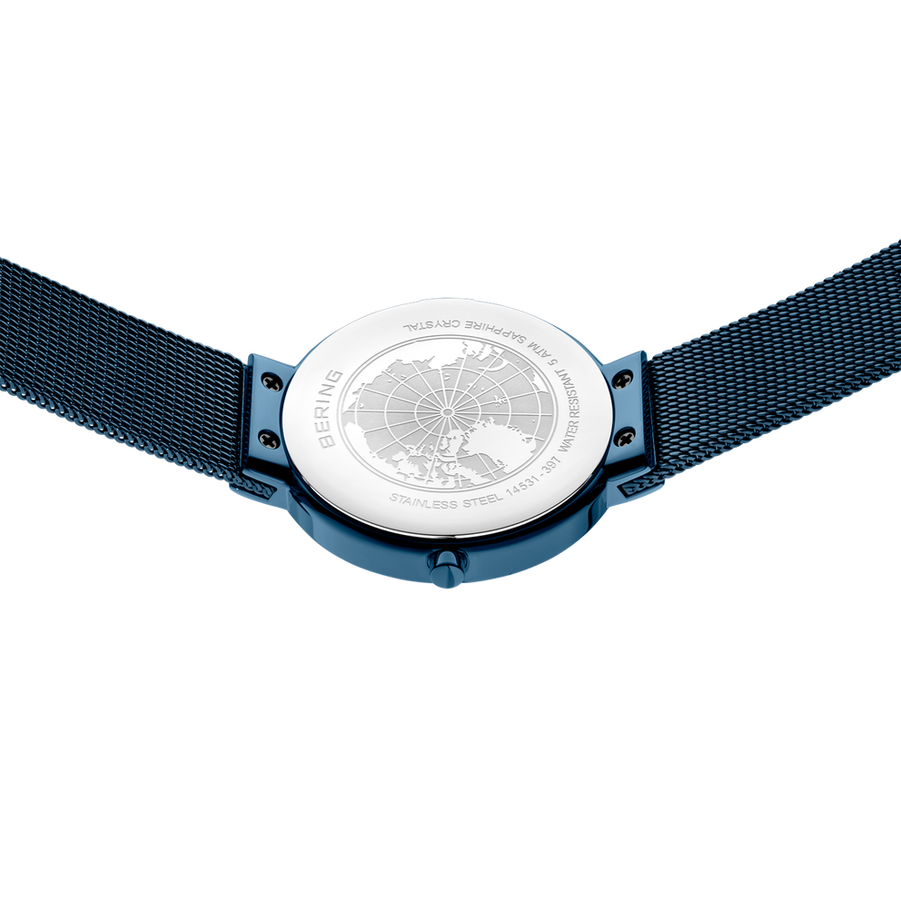 Reloj visto desde la parte trasera con correa azul marino y acentos azules en la caja