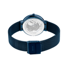 Reloj con pulsera de malla azul oscuro y esfera redonda, visto desde arriba con cierre magnético.