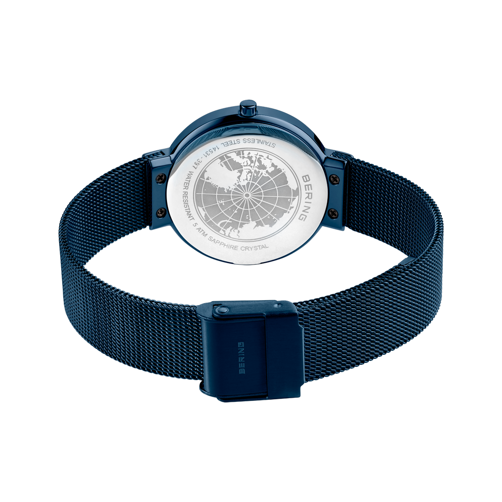 Reloj con pulsera de malla azul oscuro y esfera redonda, visto desde arriba con cierre magnético.