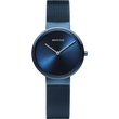 Reloj BERING con esfera azul marino y correa de malla azul, diseño minimalista, vista frontal.
