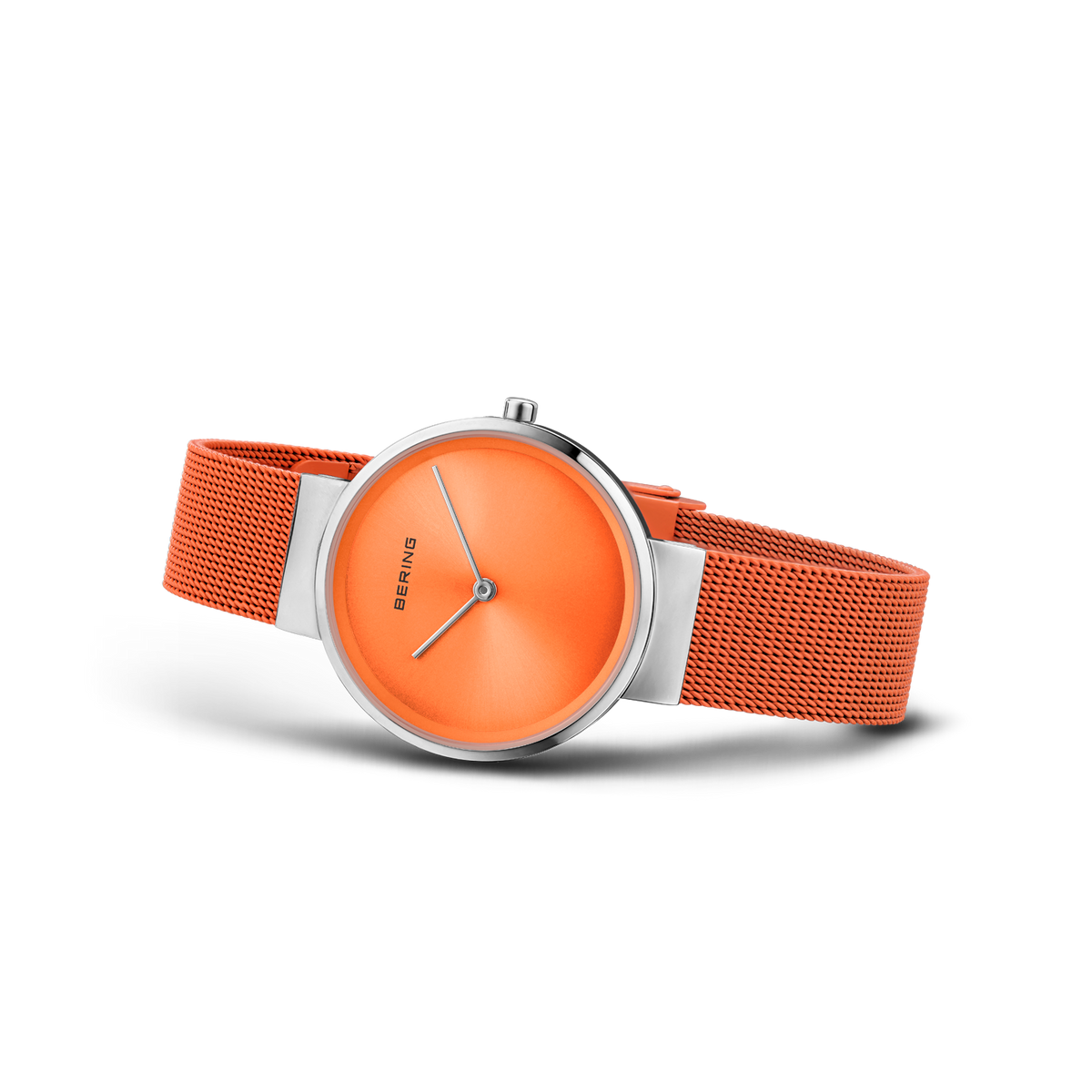 Orologio BERING con quadrante arancione, cassa argentata e cinturino mesh arancione, vista di lato