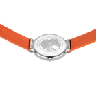 Orologio rotondo argento con quadrante strutturato e cinturino arancione in tessuto, vista dall'alto.