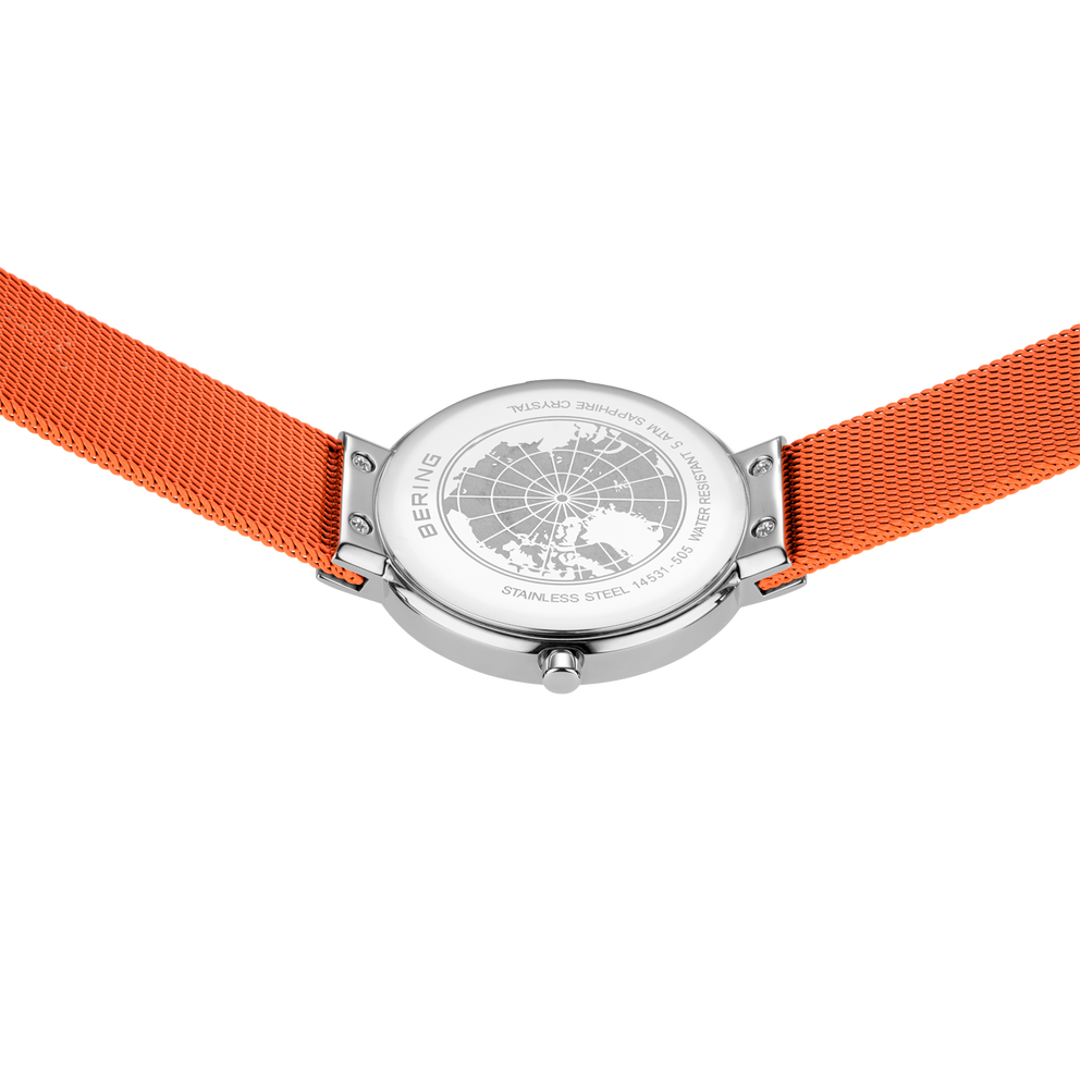 Orologio rotondo argento con quadrante strutturato e cinturino arancione in tessuto, vista dall'alto.