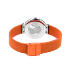 Orologio con cinturino mesh arancione e fondello della cassa strutturato, fotografato dal basso, fibbia rettangolare.