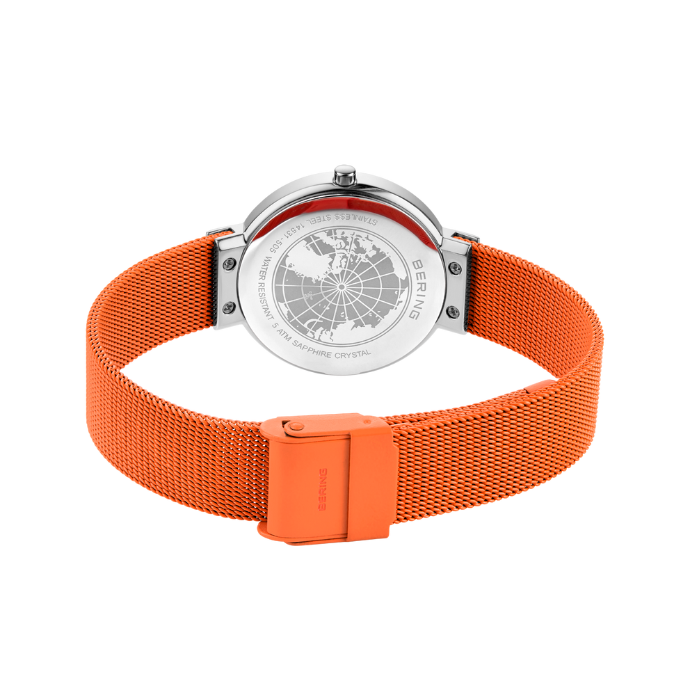 Orologio con cinturino mesh arancione e fondello della cassa strutturato, fotografato dal basso, fibbia rettangolare.