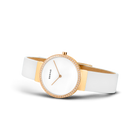 Orologio da polso con quadrante bianco, cassa oro rosé e lunetta perlinata, fotografato in angolo con cinturino bianco