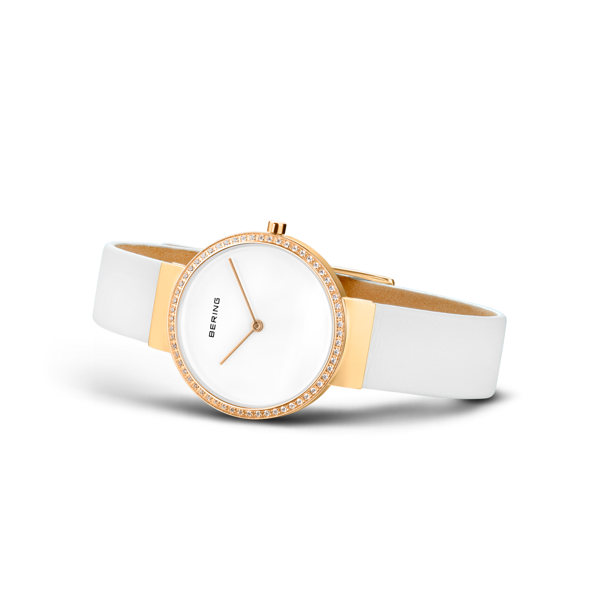 Orologio da polso con quadrante bianco, cassa oro rosé e lunetta perlinata, fotografato in angolo con cinturino bianco