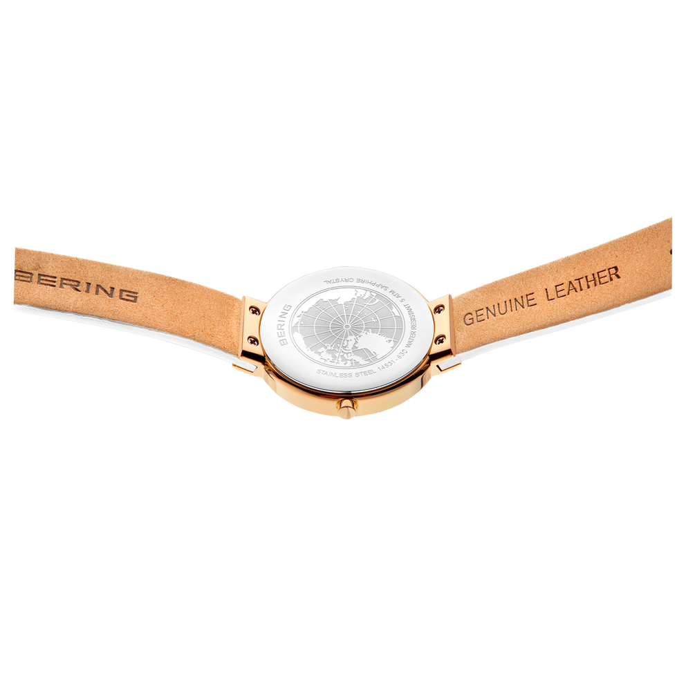 Orologio visto da dietro con cinturino in pelle marrone marcato BERING e Genuine Leather, cassa oro rosa e quadrante argentato.