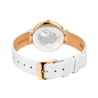 Cassa posteriore orologio con metallo color oro e dettaglio circolare, cinturino in pelle bianca con fibbia dorata