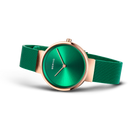 Reloj de pulsera con esfera verde metalizada, caja de oro rosa y pulsera de malla verde, vista angular