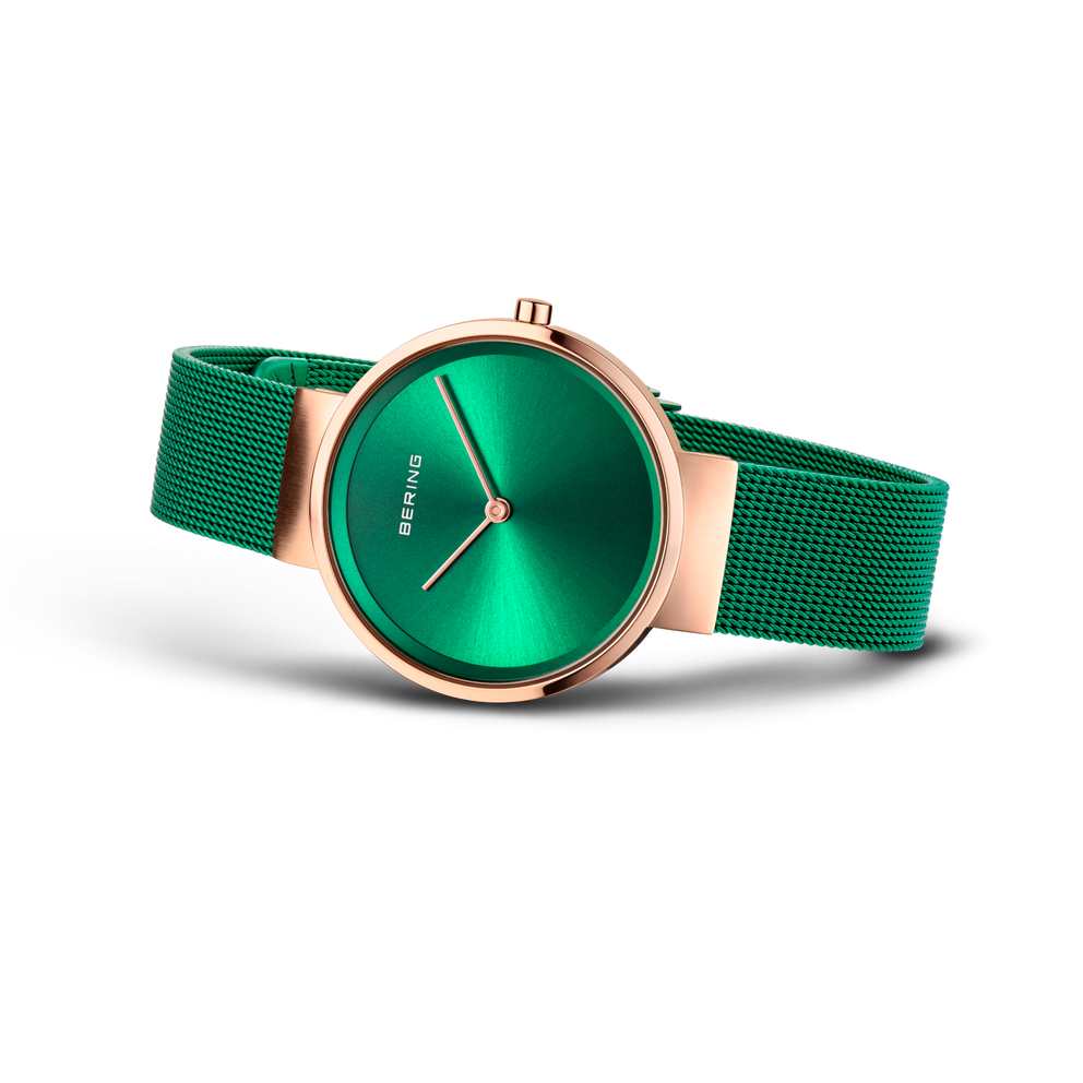 Reloj de pulsera con esfera verde metalizada, caja de oro rosa y pulsera de malla verde, vista angular