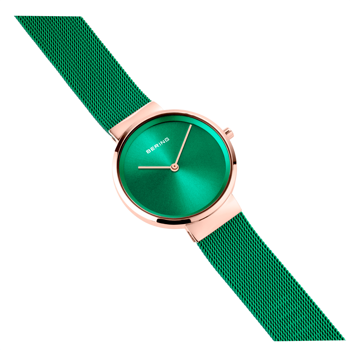 Reloj de pulsera con esfera verde, caja oro rosa y correa de tela verde tejida, vista angular.