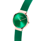 Reloj de pulsera BERING con esfera verde, caja de oro rosa y correa de malla verde, vista frontal