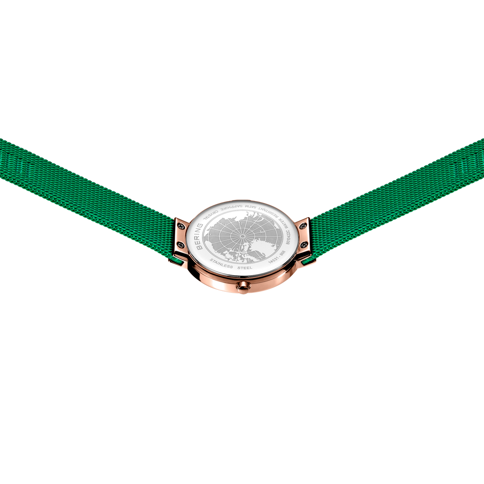 Reloj redondo con caja de oro rosa, esfera clara y correa de tela verde