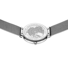 Armbåndsur med metalnet-rem og globusdesign på skiven, fotograferet oppefra