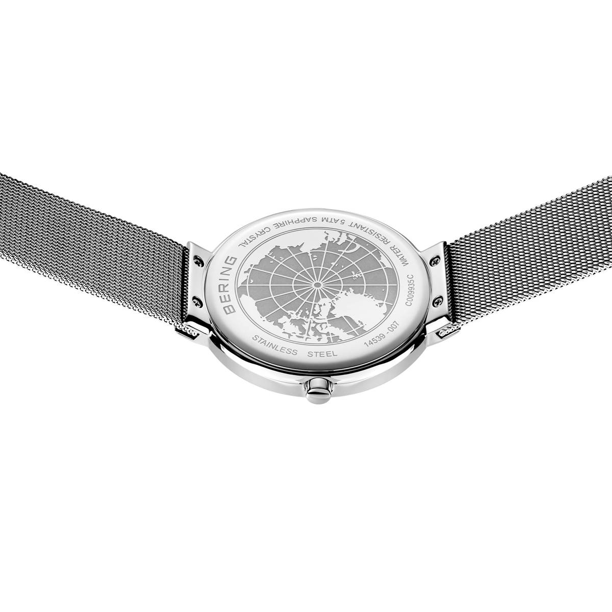 Armbåndsur med metalnet-rem og globusdesign på skiven, fotograferet oppefra