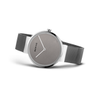 Reloj BERING en ángulo mostrando esfera gris, correa de malla metálica y caja plateada