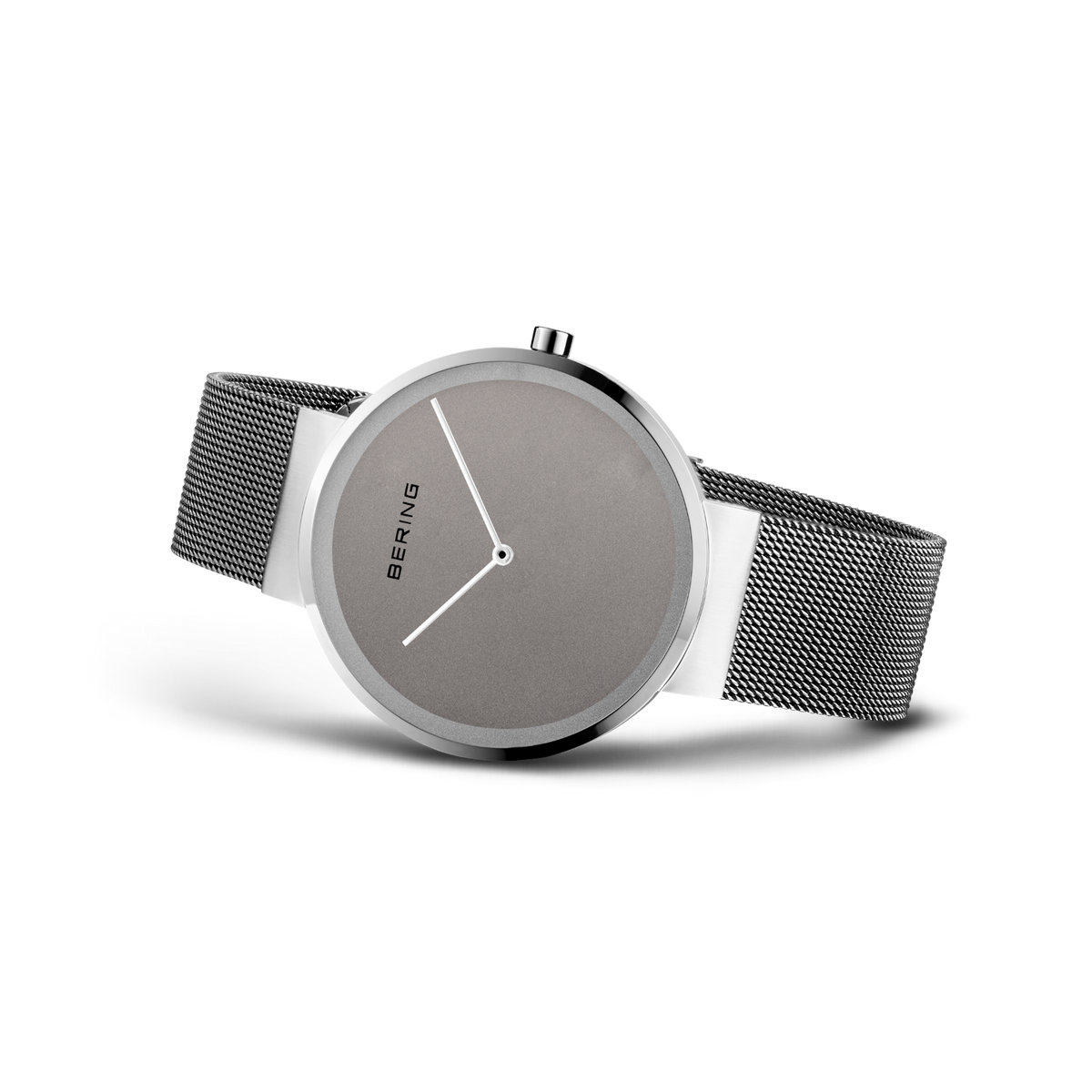 Reloj BERING en ángulo mostrando esfera gris, correa de malla metálica y caja plateada