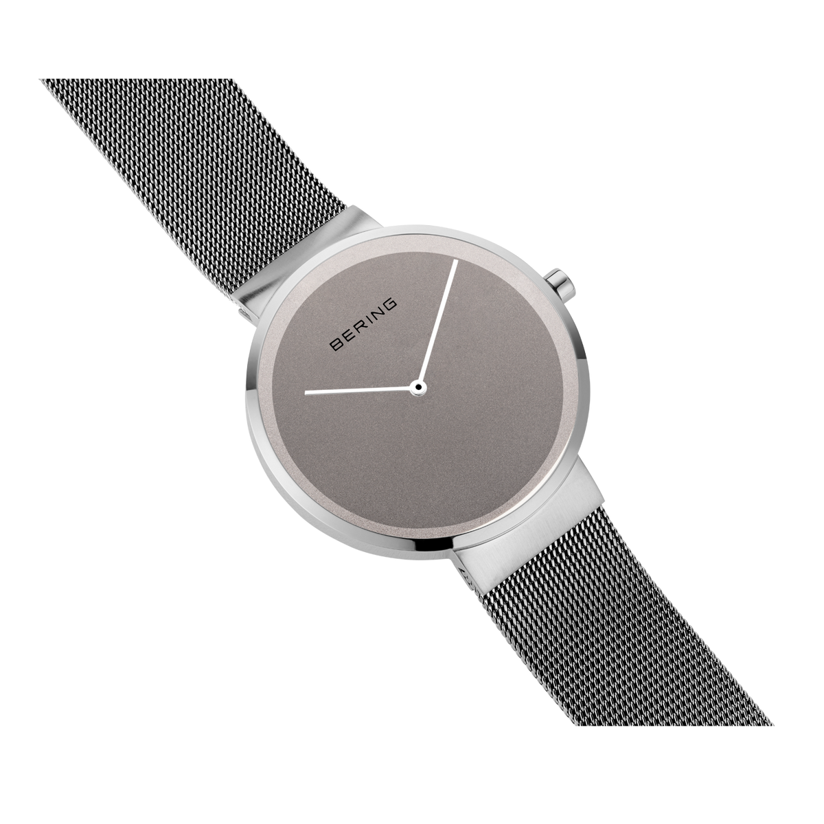 Reloj BERING en ángulo con correa de malla metálica enrollada alrededor de la caja y esfera gris visible