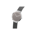 Reloj BERING vista de lado en ángulo con correa de malla extendiéndose de la caja y esfera gris