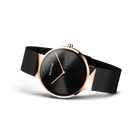 Orologio Bering con quadrante nero, cassa in oro rosa e cinturino a maglie nere, visto da angolazione tre quarti