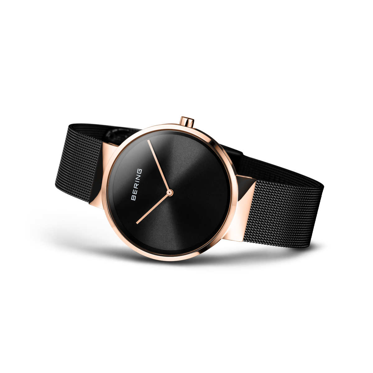 Orologio Bering con quadrante nero, cassa in oro rosa e cinturino a maglie nere, visto da angolazione tre quarti
