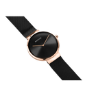 Orologio oro rosa con quadrante nero essenziale e cinturino in maglia, vista angolata