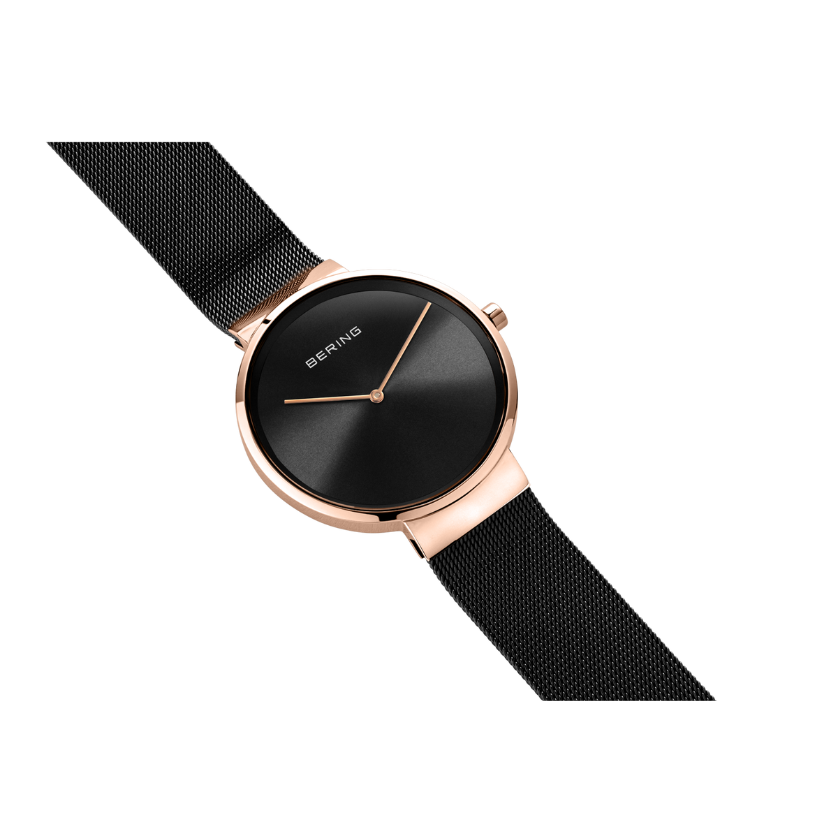 Orologio oro rosa con quadrante nero essenziale e cinturino in maglia, vista angolata
