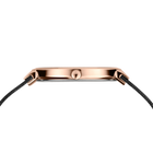 Cassa dell'orologio in oro rosa vista dall'alto con cinturini neri su entrambi i lati.