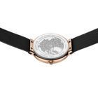 Orologio oro rosa con quadrante bianco con mappamondo e cinturino tessuto nero, fotografato da sopra in angolazione.