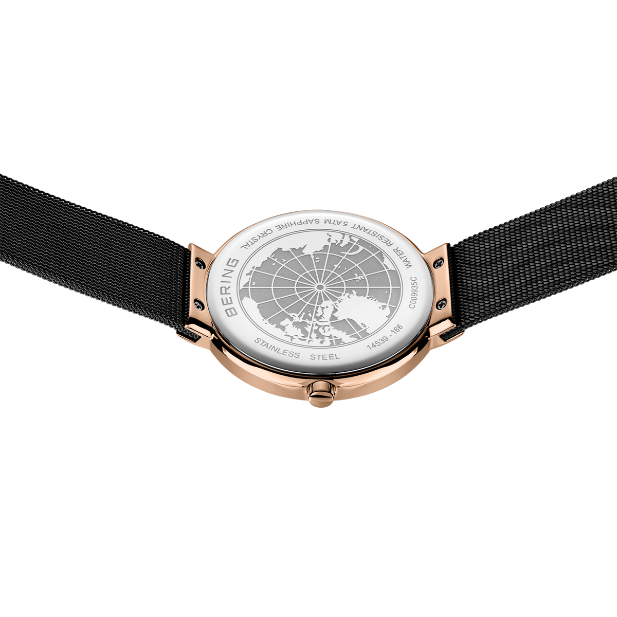 Orologio oro rosa con quadrante bianco con mappamondo e cinturino tessuto nero, fotografato da sopra in angolazione.