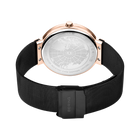 Vista posteriore dell'orologio con bussola e mappa del mondo incise, cassa color oro rosa, cinturino mesh nero