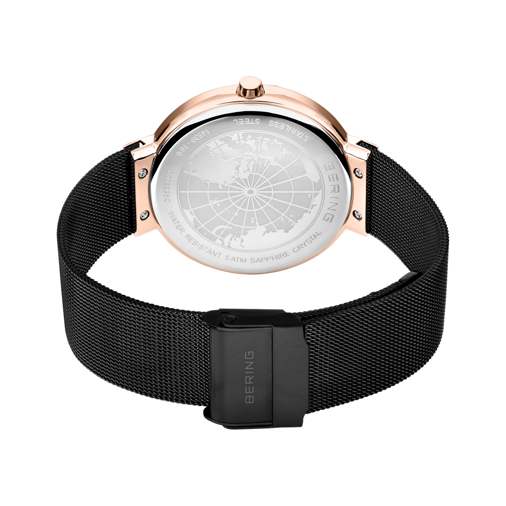 Vista posteriore dell'orologio con bussola e mappa del mondo incise, cassa color oro rosa, cinturino mesh nero