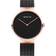 Orologio BERING cassa rotonda color oro rosa, quadrante nero con indici minimalisti, cinturino mesh nero.