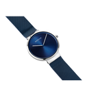 Orologio con quadrante blu scuro, cassa argentata e cinturino in tessuto blu navy, vista angolata