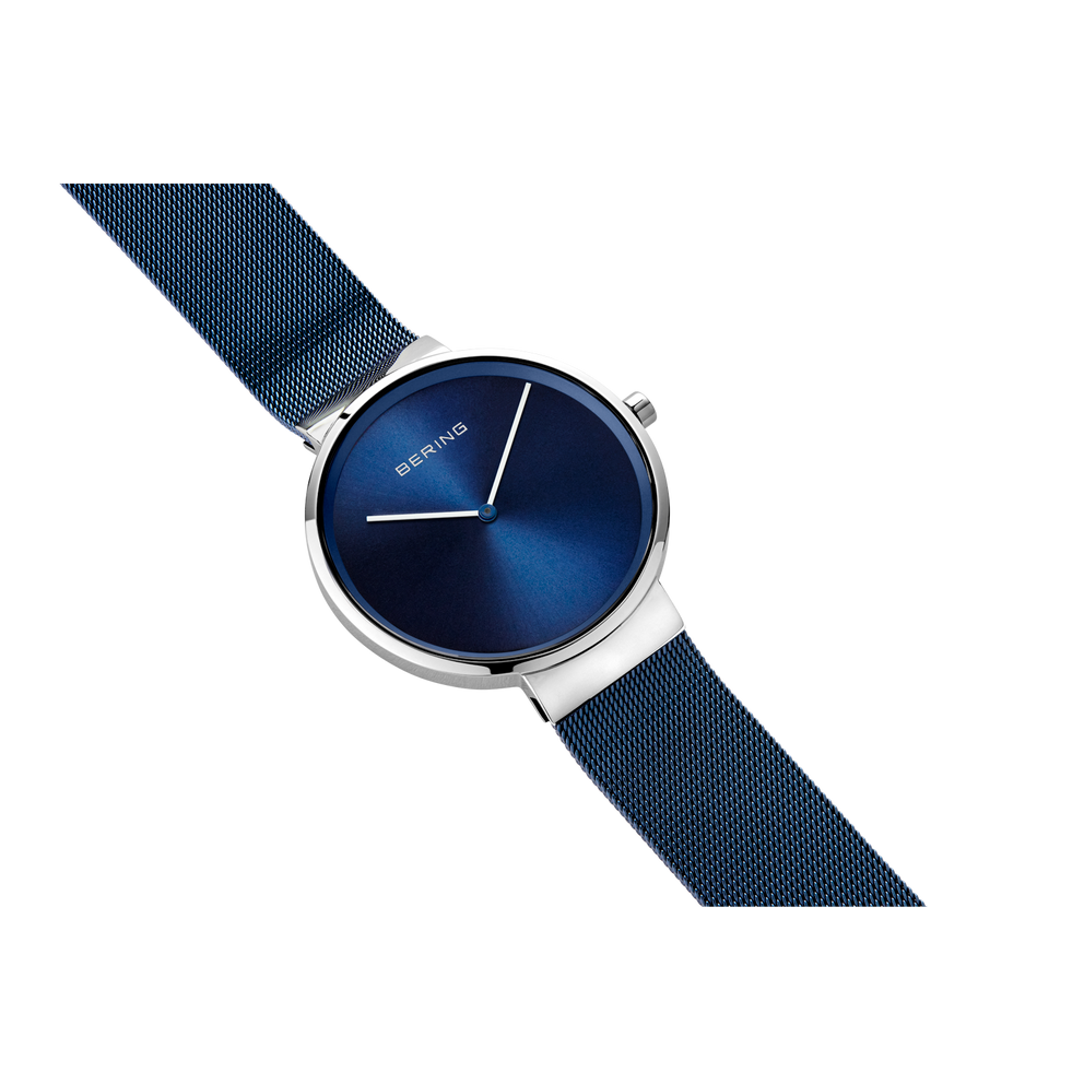 Orologio con quadrante blu scuro, cassa argentata e cinturino in tessuto blu navy, vista angolata