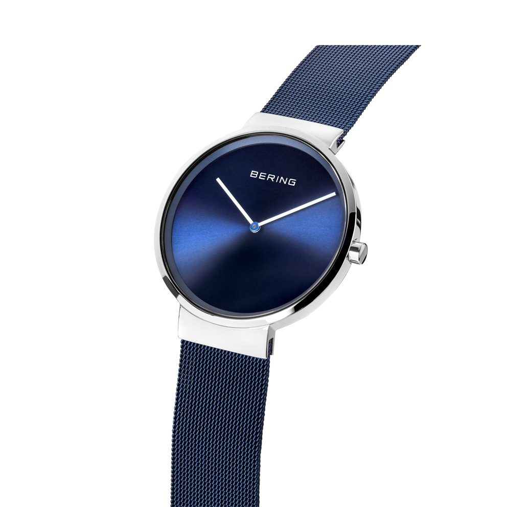 Orologio BERING con quadrante blu scuro, cassa argentata e cinturino maglia navy