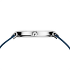 Profilo laterale dell'orologio con cassa argentata lucida e cinturino blu scuro in tessuto.